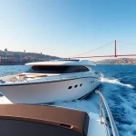 Genießen Sie eine bosphorus daytime cruise auf einem eleganten Boot mit Blick auf die Stadt Istanbul.